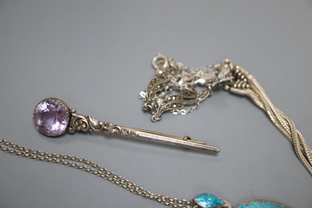 Assorted jewellery including Thai sterling and enamel pendant necklace, sterling and niello bangle etc.